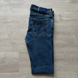 Jacob Cohen Jeans - Riktigt snygga Jacob Cohen Jeans. Modell 622 (slim). Storleken motsvarar ungefär L. Längd 107-108cm, midja 44cm. Tveka inte ställa frågor vid intresse🙌