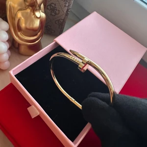 Guldfärgat armband i spikdesign - Vackert lyxigt armband som passar perfekt till alla outfits och alla dagar i veckan. Perfekt att ge bort i present eller unna sig själv. Material: rostfritt stål pläterat i guld