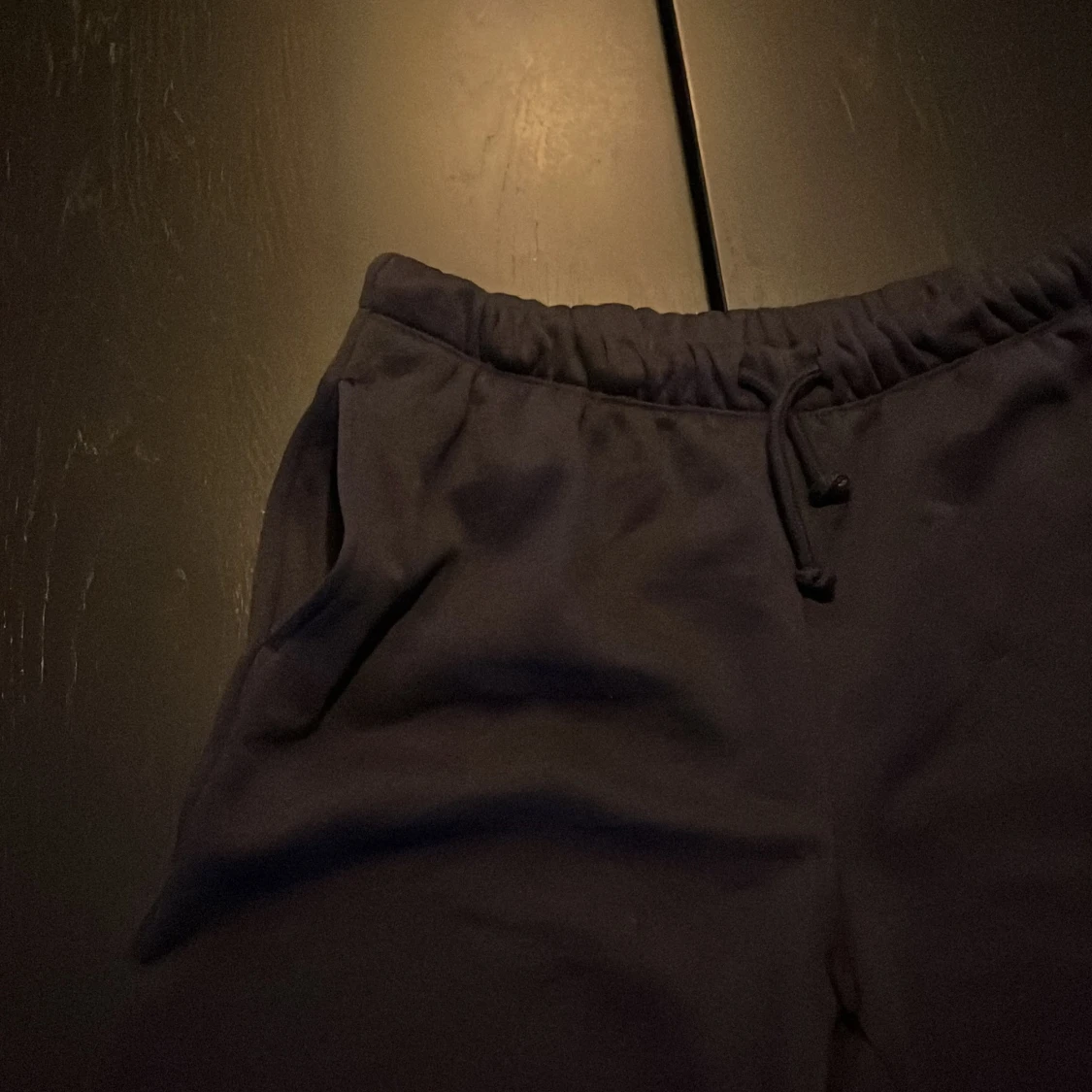 Svarta mjukisbyxor med dragsko - 1