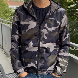 Camo windbreaker/höstjacka - Utförsäljning! Säljer en snygg vind/höstjacka från Lindfors i camoflage mönster med dragkedja och huva. Perfekt för de kyligare vädret nu efter sommaren, alla storlekar från XS,S,M och L samt att alla jackor är helt nya med orginal plasten kvar för endast 189kr✅ 