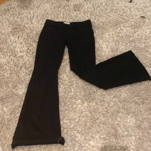 Kolsvarta jeans - Bläck svarta jeans från Lindex i st 146. KATT FINS I HEMMET!!! Säljer pga försmå💗DE ÄR UPPSPRÄTTADE OCH SYDDA TILL LÅGMIDJADE!!kr