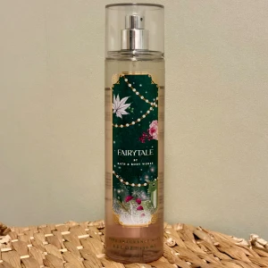 Bath & Body Works Fairytale Fine Fragrance Mist 236 ml - Bath & Body Works Fairytale Fine Fragrance Mist, 236 ml. Inspirerad av YSL Libre edp. Givetvis förvarad mörkt och svalt. 