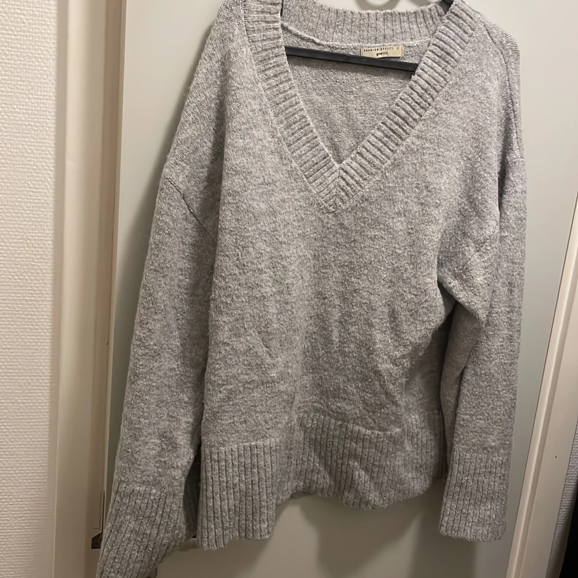 Grå stickad v-ringad tröja - 1