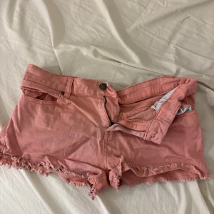 Rosa short - Säljer mina rosa LOWWAIST shorts som jag köpte på plick, i bra skick fortfarande 🥰