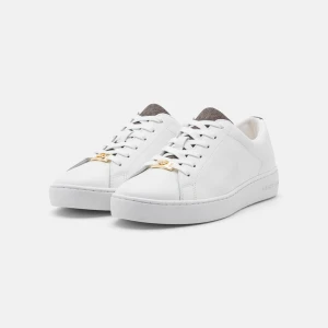Vita sneakers från Michael Kors - Snygga vita sneakers från Michael Kors i skinn med bruna detaljer och guldfärgad MK-logga på snörningen. Skorna har rund tå, platt sula och klassisk snörning. Perfekta för dig som gillar stilrena och trendiga skor med exklusiv känsla.