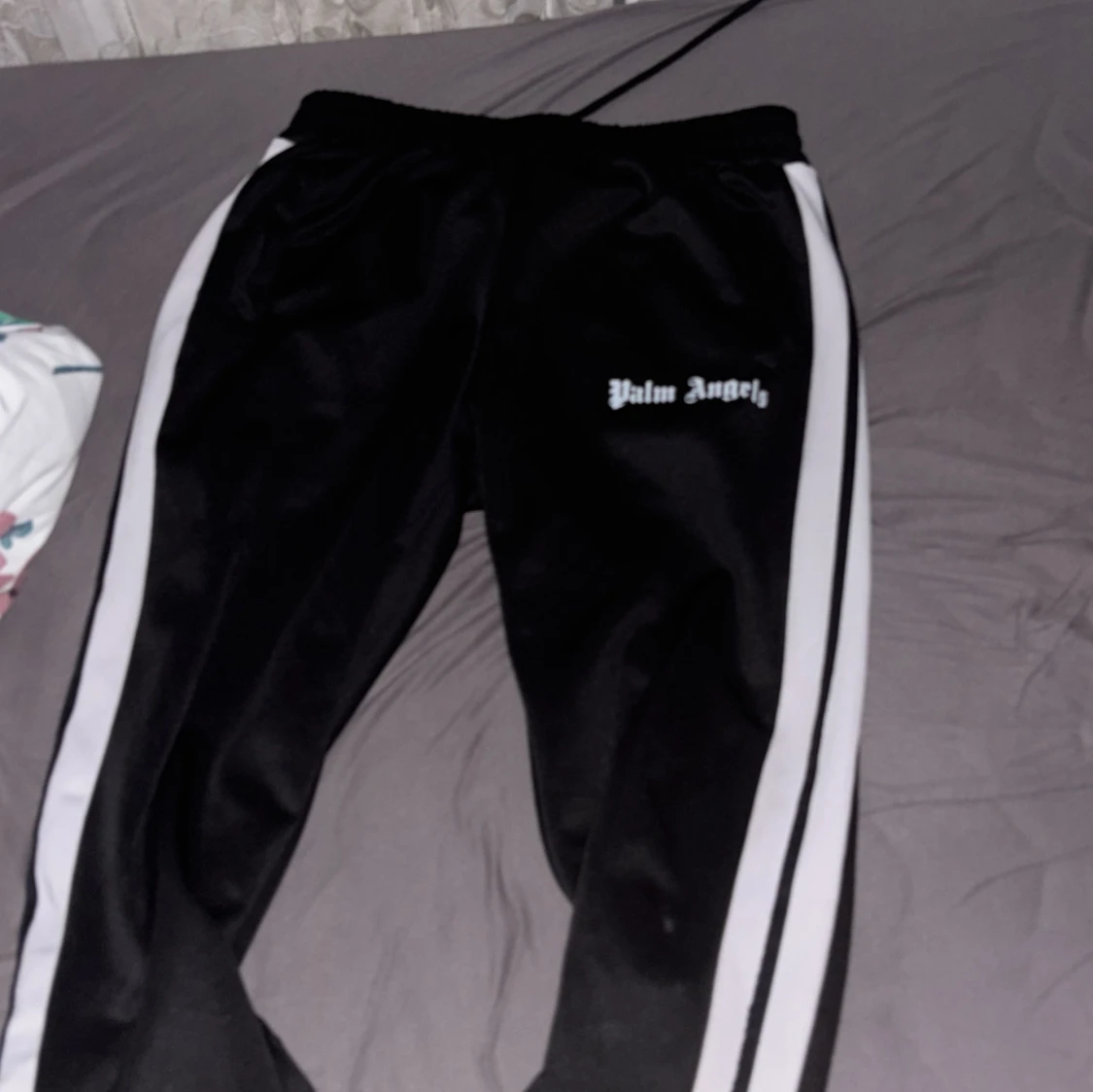 Palm Angels svarta mjukisbyxor med vita ränder - 1