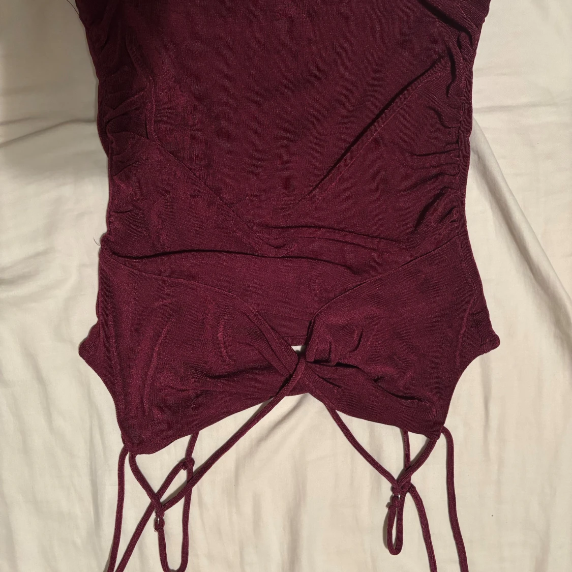 Vinröd linnetopp med snörning