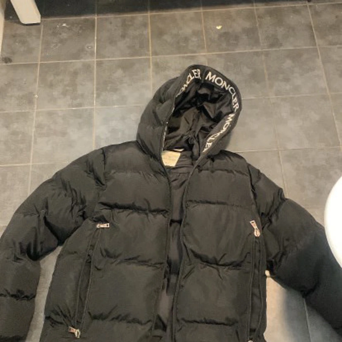 Svart Moncler dunjacka med huva