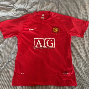Retro Man utd fotbollströja - Nice retro man utd fotbollströja som e riktigt snygg. Skriv om det finns frågor! 