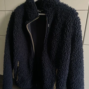 Mörkblå teddyjacka från Carin Wester - Säljer en mörkblå teddyjacka från Carin Wester i storlek xs, perfekt nu till hösten 🍁☺️