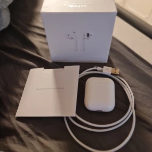 Apple AirPods med trådlöst laddningsetui - Apple gen 2 Pris går att diskuteras Säljer ett par Apple AirPods med trådlöst laddningsetui. Komplett med originalkartong, laddningskabel och dokumentation. Hörlurarna och etuiet är i mycket fint skick utan synligt slitage. Perfekt för trådlös musik och samtal