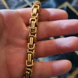 Armband 18K dubbel PVD-guldplätering 8mm 60 g  -  PVD-belagt 18K med robusta, rejäla kedjelänk 60 g 8mm Finns halsband till.