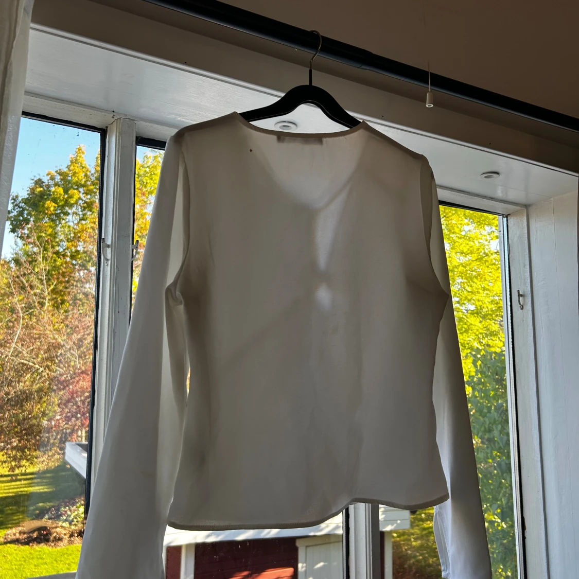 Vit omlottblus med lång ärm - 1