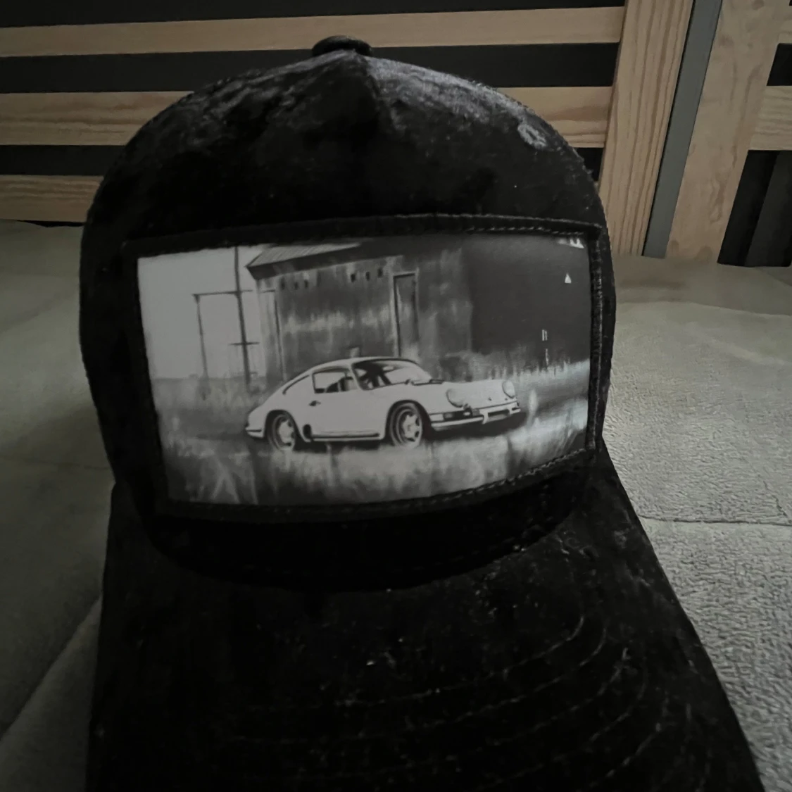 Svart meshkeps med biltryck - 3