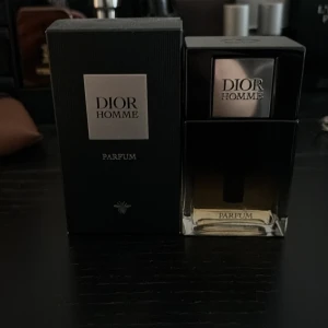 Dior Homme Parfum 75ml - Dior Homme Parfum, säljer den helt full har bara test luktat. Ska köpa nya parfymer 