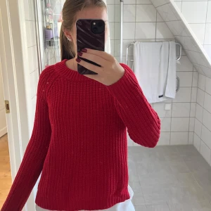 Röd stickad tröja  - Superfin röd stickad tröja i tjockt material. Små slitsar vid sidorna och en rundad hals. Säljer då den inte kommer till användning tyvärr❤️ strl S
