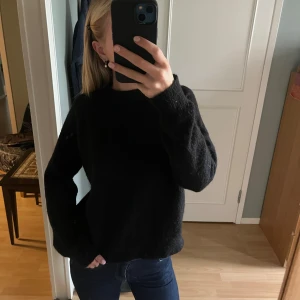 Stickad tröja - Svart stickad tröja från Zara, suuperfin och varm!! Storlek S💕💕