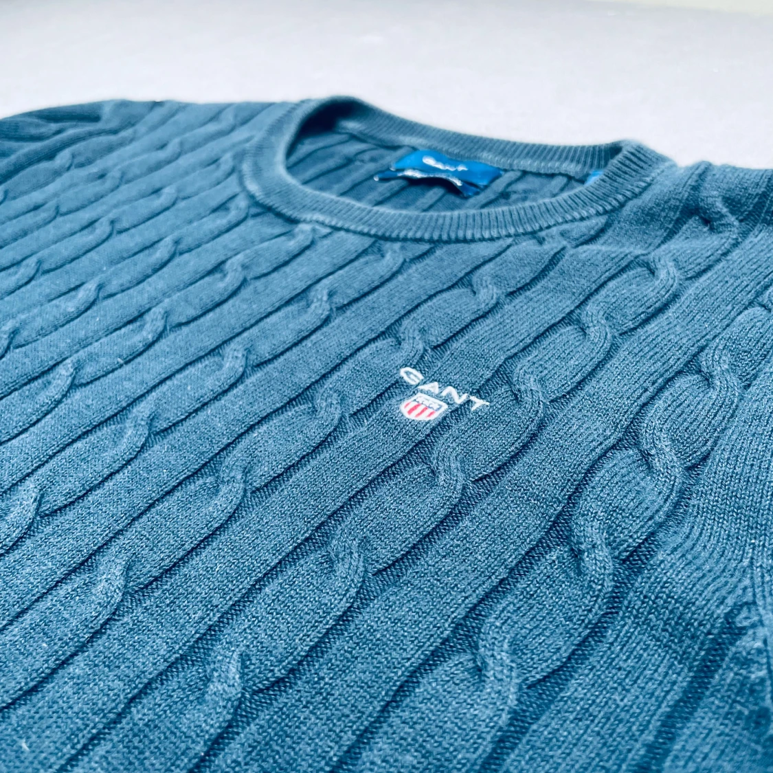 Blå kabelstickad tröja från GANT - 1