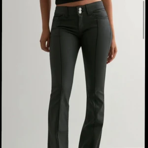 Helt nya bootcut skinnbyxor från Nelly  - Dessa helt nya skinnbyxor från Nelly var lite för små för mig och därför säljer jag dom🥰