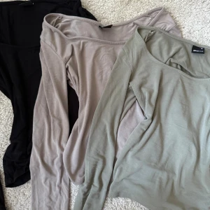 3 långärmade toppar med slits i ärm - Säljer tre stilrena långärmade toppar från Stradivarius i svart, beige och ljusgrön. Alla har en smickrande slim passform, rundad hals och cool slitsdetalj vid ärmslut. Materialet är mjuk bomull med lite stretch, perfekt för en clean och trendig look.