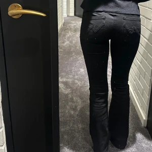 Svarta bootcut jeans - Säljer dessa då de va för små för mig. Aldrig använda, stl 32💞