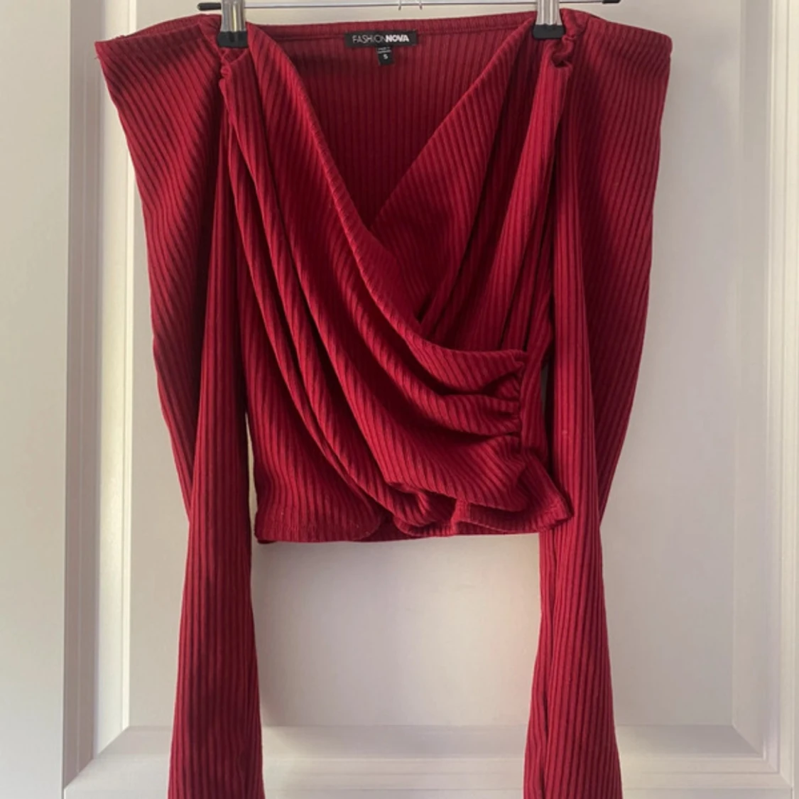 Ribbad vinröd omlottopp Fashion Nova