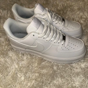 Vita Air force 1  - Helt nya air force 1 i storlek 44.