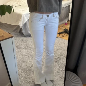 Vita låga jeans - Så fina vita jeans🤍skriv om du har frågor