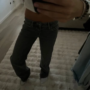 Mörkgråa baggy jeans - Jättesnygga jeans som inte kommer till använding! Skriv för mått, från junkyard. Accepterar eventuellt bud💗