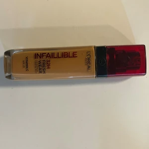 Infaillible 32H Foundation - L'Oréal Paris - L'Oréal Paris Infaillible 32H Fresh Wear foundation. Testad en gång. Färg 330 warm. Perfekt som bronzer eller foundation 