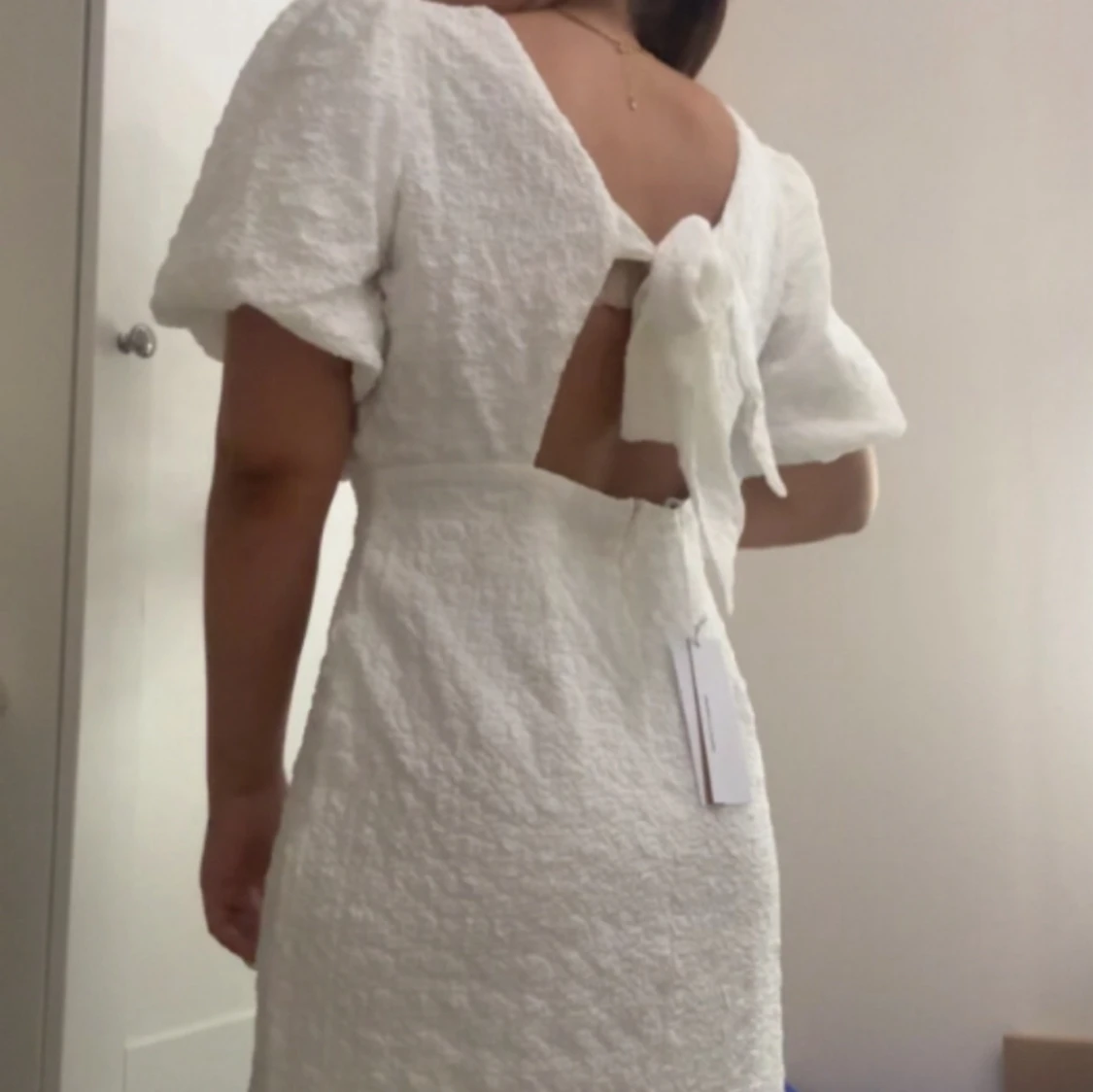 Vit kort klänning med rosett i ryggen - 1