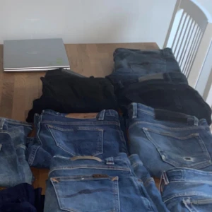 Fyra tiger of Sweden  jeans  - Säljer flera par jeans i olika blå nyanser, både ljusa och mörka tvättar. Klassisk femficksmodell, raka och smala ben. Perfekta för dig som gillar en avslappnad och tidlös stil. Passar till det mesta och är ett måste i garderoben.