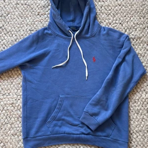 Ljusblå  hoodie från Polo Ralph Lauren🙌✅ - Ljusblå  hoodie från Polo Ralph Lauren med vit snörning och klassisk röd logobrodering på bröstet. Hoodien är i storlek S och är riktigt najs och pris går alltid att diskutera 🙌🤩