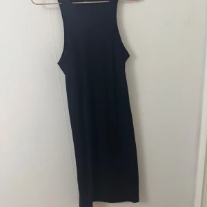 Svart klänning från bikbok - Svart medel kort klänning från bikbok, storlek S, använd få gånger, helt enkelt en skön och snygg vardags klänning som passar till alla tillfällen 