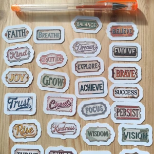 Faith Breathe Balance Believe (stickersamling) - En inspirerande stickersamling med ord som 'Dream', 'Achieve', 'Brave' och 'Wisdom'. Perfekt för att peppa dig själv, dekorera anteckningsböcker eller skapa vision boards. Färgglada och motiverande ord för unga kreatörer och drömmare.