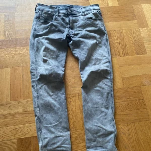 Replay Hyperflex Anbass  - Säljer ett par grå Replay Hyperflex Anbass jeans i storlek 32/32. Det är väldigt bra skick och bara att höra av sig för fler bilder eller frågor 
