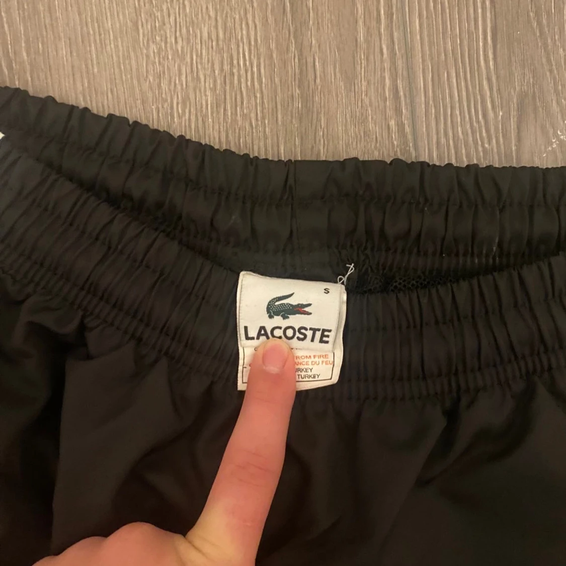 Svarta Lacoste mjukisbyxor med vita detaljer - 2
