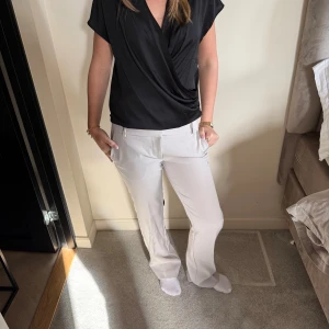 Bikbok kostymbyxor - vita/beiga/gråa kostymbyxor från bikbok i modellen VERA. Helt oanvända med lapp kvar.