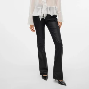 Skinnbyxor  - Medelhöga skinnbyxor från Vero moda! Använda en gång 🍂 Perfekt nu till hösten! Nypris 599! 🤍 passar mig som är 168cm & vanligtvis har strl xs/s! 