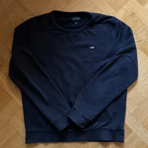 Lexington tröja mörkblå  - Säljer en stilren mörkblå sweatshirt från Lexington med rund hals och liten broderad logga på bröstet✔️tröjan har inga defekter✔️kontakta vid fler frågor✔️💬