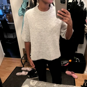 Ljusgrå stickad tröja med kort ärm - Stickad tröja från Gina Tricot 