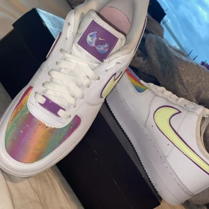 Nike Air Force 1 Easter(2020) - Nike Air Force 1 sneakers från deras Easter drop 2020! Säljs inte längre och kan vara knepiga att få tag i🌈 De är använda 1 gång utomhus, sen nerpackade i en låda! Se liten fläck på skosnöret samt slitage under sulan💜