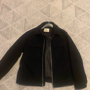 Jack and jones overshirt premium  - Hej säljer min jack and jones premium overshirt. Använd bara ett fåtal gånger. Nästan helt ny. Köpt för 1200 priser kan diskuteras.