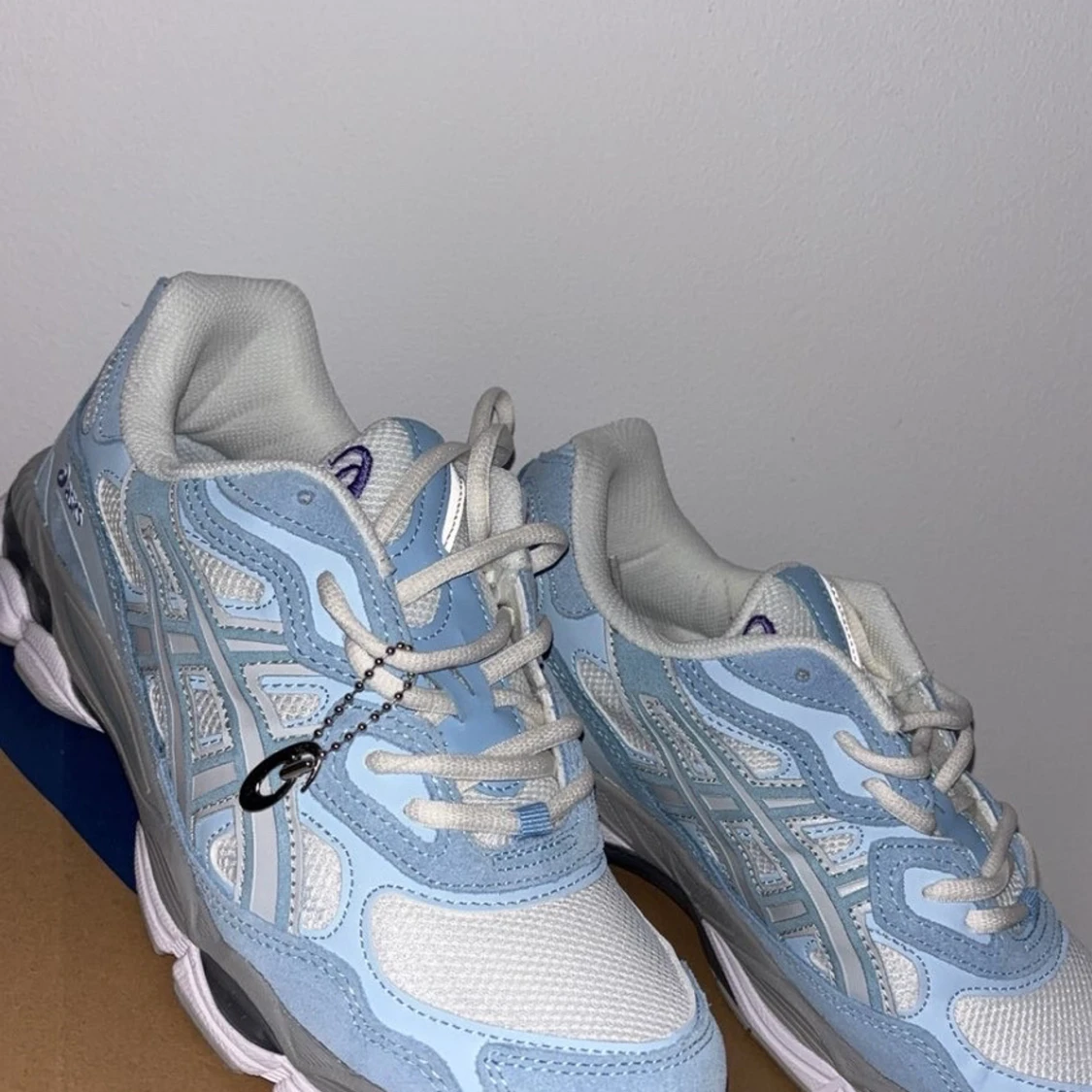 Asics sneakers i ljusblå och vitt - 2