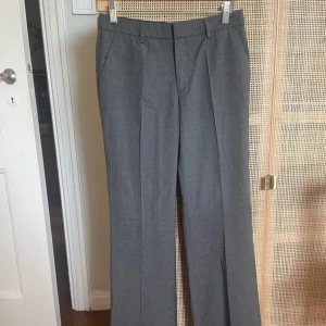 Grå kostymbyxor med raka ben - Snygga grå kostymbyxor med klassisk passform och raka ben. Köpt för 2000kr