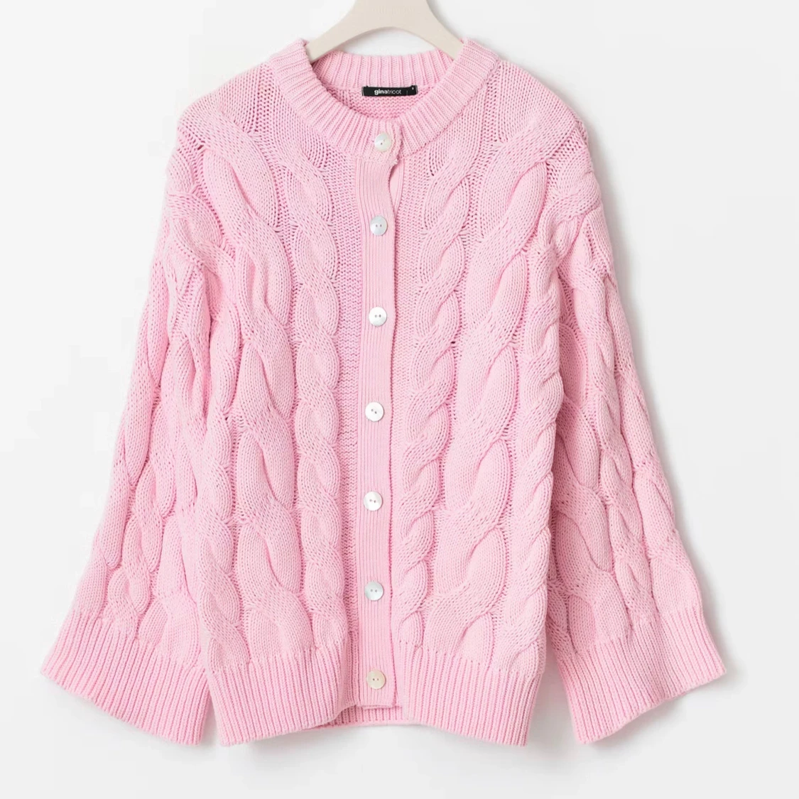 Rosa kabelstickad kofta från Gina Tricot