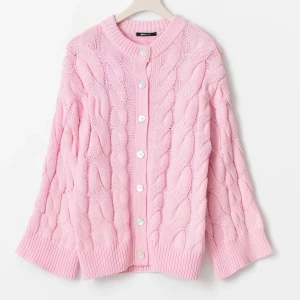 Rosa kabelstickad kofta från Gina Tricot - Supermysig rosa kofta från Gina Tricot med grov kabelstickning och stora silvriga knappar framtill. Koftan har en loose passform, ribbade muddar och är perfekt för lager-på-lager. Passar dig som gillar en chill och trendig look. (SÄLJER ÄVEN DEN VITA OCH MARINBLÅ)