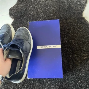 Blå sneakers från Jacob Cohen - Snygga blå sneakers från Jacob Cohen. Skorna är i skinn och är lite slitna. Fråga för mer bilder och kom gärna med prisförslag. 