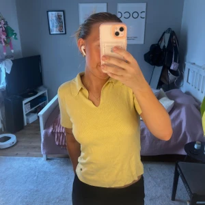 Topp - Gul topp, köpt second hand. Storlek S men skulle säga att den är som M också.