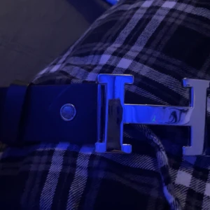 Svart bälte med H spänne - Säljer ett svart bälte med H spänne eftersom jag beställd i fel storlek. Den är så gott som ny.